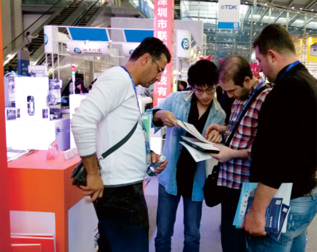广州琶洲国际会展中心多宝电竞外贸工作人员和客户交谈