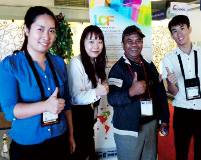 多宝电竞外贸业务人员与客户朋友合影