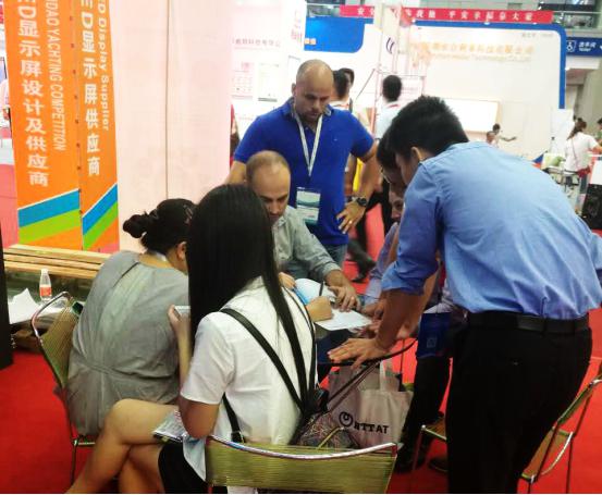 2016年深圳光博会现场多宝电竞工作人员接待来访朋友客户