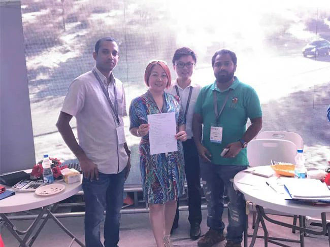 印度新德里广告展现场，多宝电竞创始人龙平芳女士和客户朋友合影