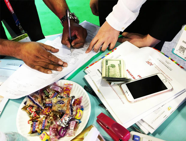 美国ISA广告标识展览会上多宝电竞董事长黄青锋、外贸黄勇强、蒋园春、何巧玲与客户合影