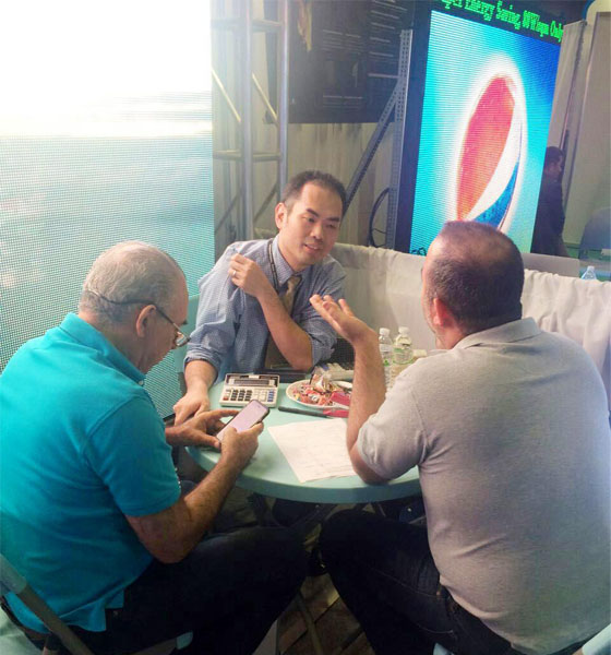 多宝电竞董事长黄青锋和意向客户在交谈中