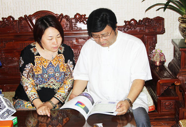 多宝电竞龙平芳女士向孔先生介绍了多宝电竞“文化+科技”企业发展理念  