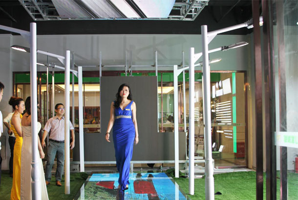 多宝电竞旭生展厅模特T台秀节目