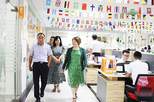 宝安区政协副主席何家鸿一行莅临多宝电竞调研走访