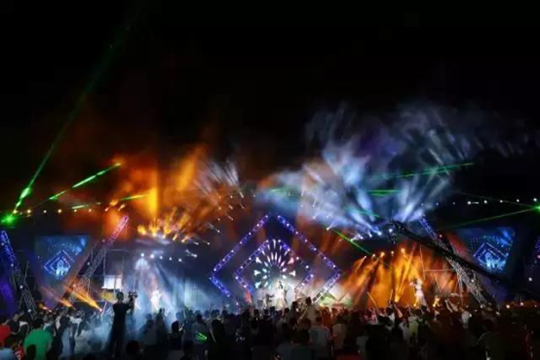 海上田园音乐嘉年华 多宝电竞LED显示屏塑光影展魅力