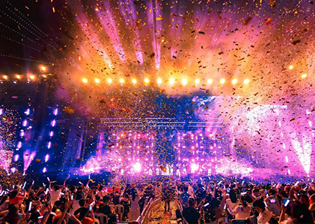 多宝电竞LCF透明LED显示屏闪耀张韶涵义乌演唱会！