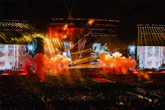 舞美再升级，解锁全新LOOK！多宝电竞LED透明屏点燃张韶涵上海演唱会